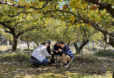 夢中に食べてます。